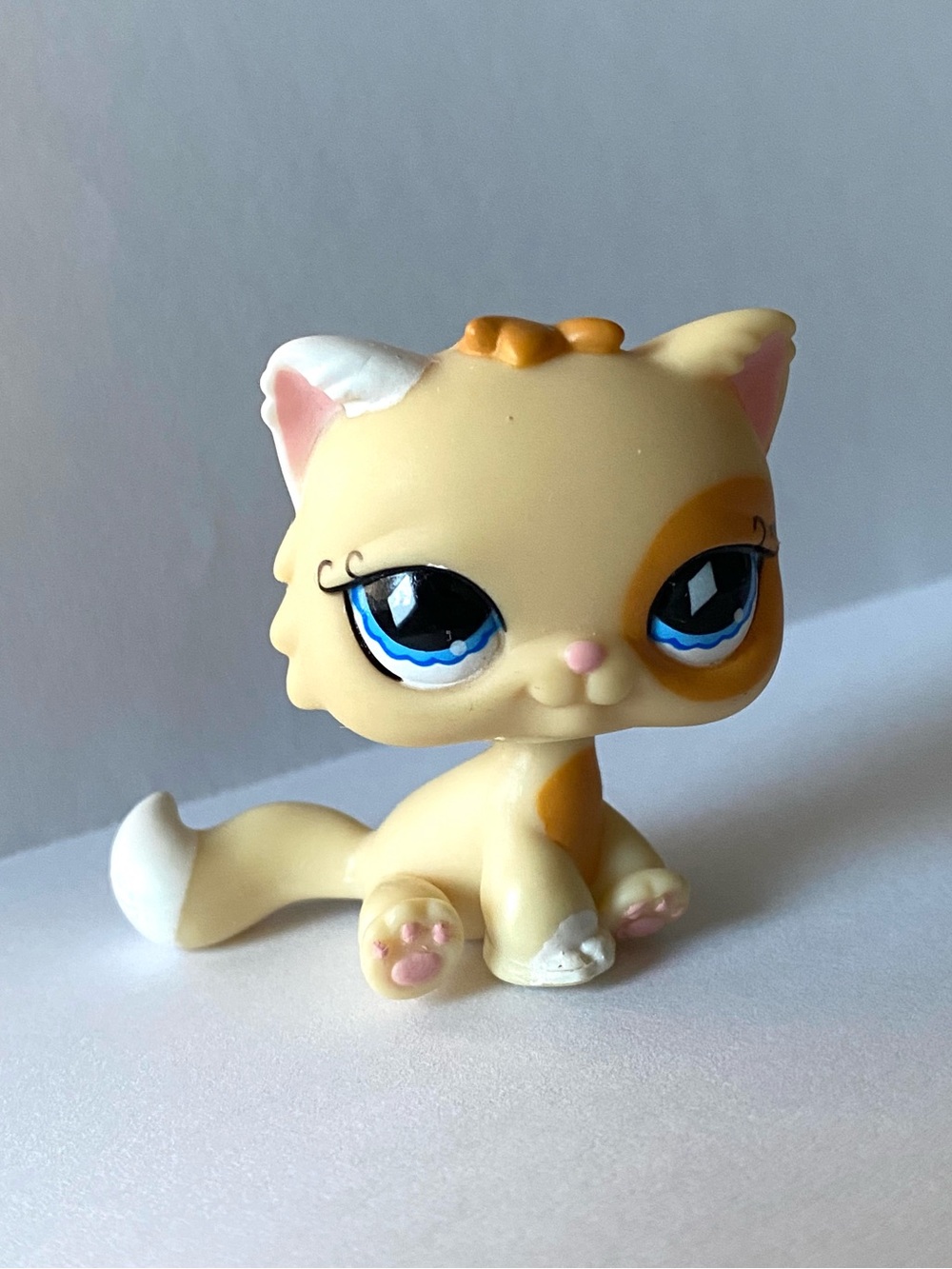 Littlest Pet Shop LPS Sitting Persian Cat Kitten with Blue Eyes Hasbro 2006